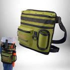Une image montre un sac a dos pour detecteur metaux de couleur verte, porté autour de la taille. Le sac comporte de nombreuses poches et compartiments. — vue 4