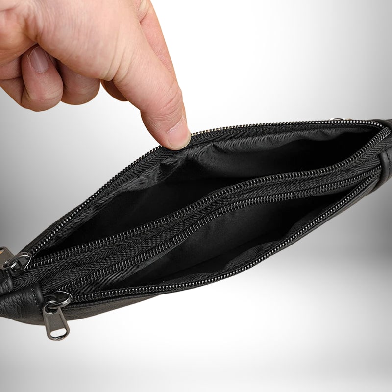 Image d'un sac banane noir ouvert avec une main pointant vers l'intérieur.