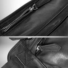 Gros plan sur des détails d'un sac banane cuir homme avec des fermetures éclair métalliques.
 — vue 6