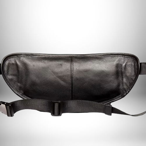 Un sac banane cuir homme noir, posé sur un fond blanc dégradé. Le sac est en cuir souple et présente des coutures verticales au centre. Il est muni d'une ceinture réglable avec une boucle en métal.
