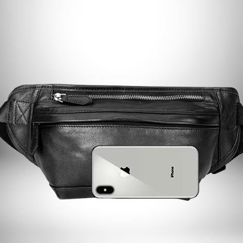 Un sac banane cuir homme noir, avec un Iphone dessus pour donner l'échelle.
