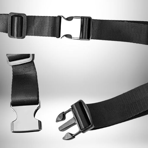 Gros plan sur la fermeture d'un sac banane noir, avec une boucle en métal argenté et des sangles en tissu robuste. Le sac banane cuir homme​ est partiellement dévoilé.
