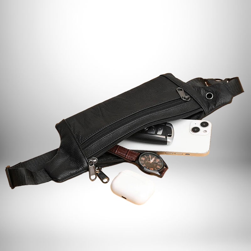 Un sac banane noir ouvert avec des objets à l'intérieur, dont un smartphone, une montre et des écouteurs.