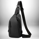 Voici une description textuelle de l'image :

Image d'un sac banane homme luxe sur fond blanc. Le sac est noir, avec une poche zippée sur le devant et une sangle réglable. — vue 1