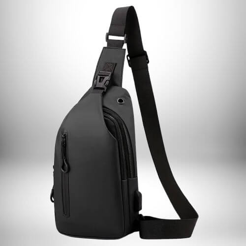 Voici une description textuelle de l'image :

Image d'un sac banane homme luxe sur fond blanc. Le sac est noir, avec une poche zippée sur le devant et une sangle réglable.