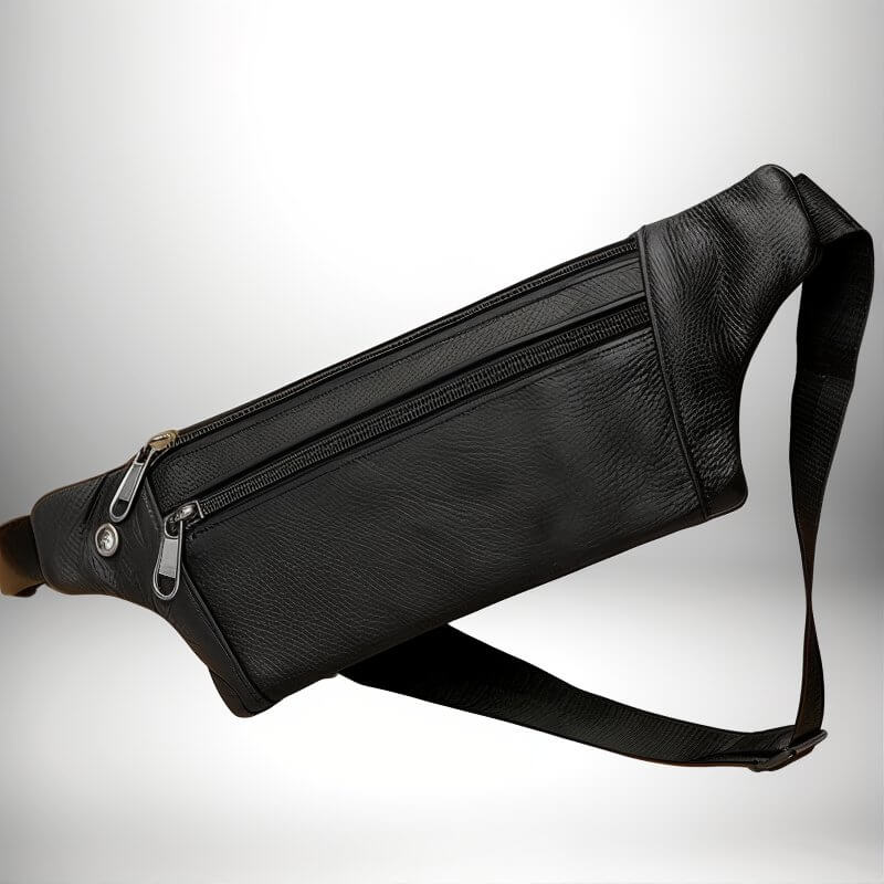 Image d'un sac banane noir en cuir avec deux poches zippées et une sangle réglable noire.