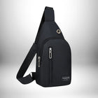 Un sac banane bandouliere homme noir sur fond blanc dégradé. Le sac est de forme triangulaire avec une poche zippée verticale à l'avant, une petite poche zippée sur le côté, une sangle d'épaule réglable et un compartiment principal. Le sac porte le logo "FASHION INSTINCT" en bas à droite.
 — vue 1