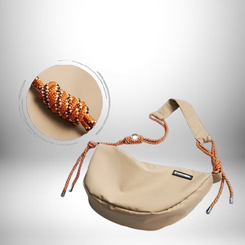 Image d'un petit sac de sport homme beige avec des cordes orange et marron pour l'anse