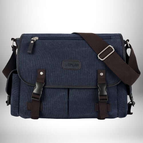 Un sac bandoulière en toile homme​ de couleur bleu marine avec une bandoulière marron. Le sac a un rabat frontal avec deux boucles et une poche zippée sur le dessus. Le nom "WEPLAN" est visible au milieu du sac.
