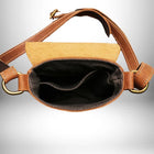 Intérieur d'un sac bandoulière en cuir marron pour homme avec doublure noire et pochettes, vue de dessus. — vue 7