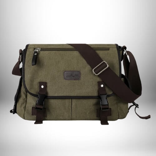 Voici une description de l'image sous forme de texte alternatif :

Un sac bandoulière en toile homme de couleur olive avec des garnitures marron foncé. Le sac est rectangulaire et comporte un compartiment principal, une poche avant et une poche zippée sur le dessus. Il y a deux boucles à l'avant pour fixer le rabat et une bandoulière réglable. Le sac est sur un fond dégradé clair.
