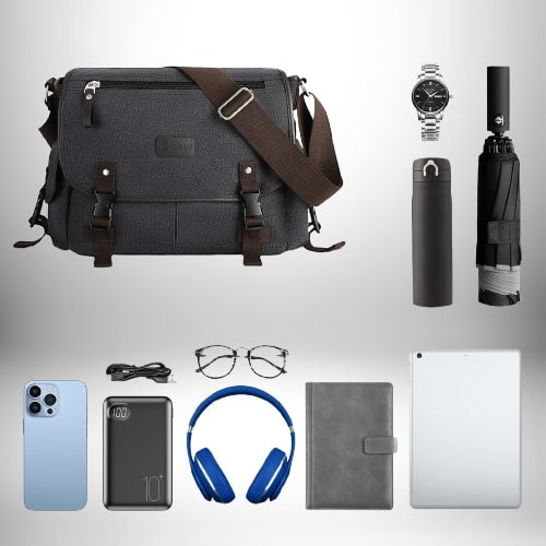 Voici une image d'un sac bandoulière en toile homme​ avec un ensemble d'objets disposés autour, indiquant potentiellement ce qu'un homme pourrait emporter avec lui. On y aperçoit une montre, une gourde, un parapluie, un smartphone, une batterie externe, des lunettes, un casque, un carnet et une tablette.
