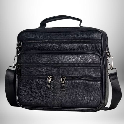 Sac bandoulière homme cuir souple noir avec plusieurs compartiments zippés, une poignée et une bandoulière amovible.

