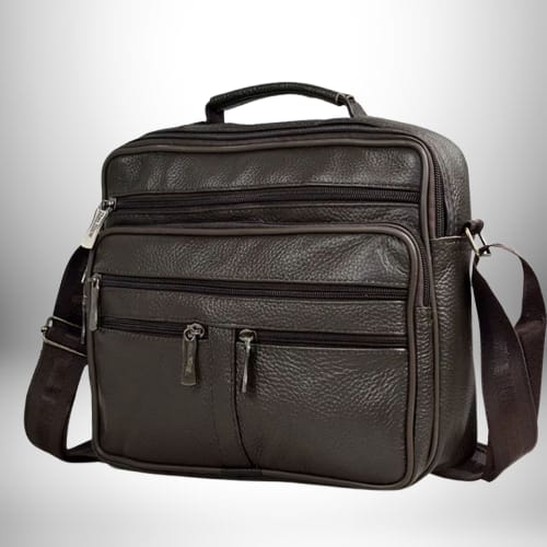 Un sac bandoulière homme cuir souple brun avec plusieurs compartiments zippés, une poignée supérieure et une bandoulière réglable.
