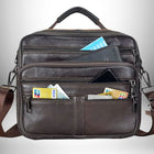 Voici une photo d'un sac bandoulière homme cuir souple​ marron plein de cartes de crédit, d'un smartphone, d'un téléphone portable et d'un bloc-notes. Le sac a une poignée supérieure et une bandoulière, ainsi que plusieurs poches zippées. — vue 6