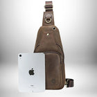 Image d'un petit sac bandoulière cuir marron, avec un iPad pour comparaison de taille. — vue 7
