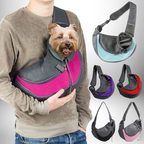 Un homme porte un sac bandoulière petit chien de couleur rose et grise, tenant un petit chien. Sont également présentés d'autres sacs bandoulière de différentes couleurs.
