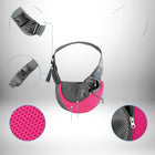 Un produit est présenté sur un fond blanc dégradé gris. Le produit principal est un sac bandoulière petit chien​ de couleur rose et grise, spécialement conçu pour transporter de petits animaux de compagnie. Le sac est composé d'une poche principale où l'animal peut être placé, d'une sangle d'épaule réglable et d'autres détails tels que des poches de rangement et des fermetures éclair. Des vues en gros plan des sangles réglables et des détails de la maille sont présentées.
 — vue 3