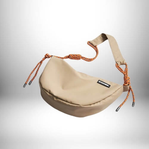 Un petit sac de sport homme beige avec des cordes orange en guise de bretelles.