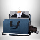 Un sac de voyage convertible bleu ouvert avec un costume accroché à l'intérieur et une paire de chaussures marron dans une poche latérale. — vue 8