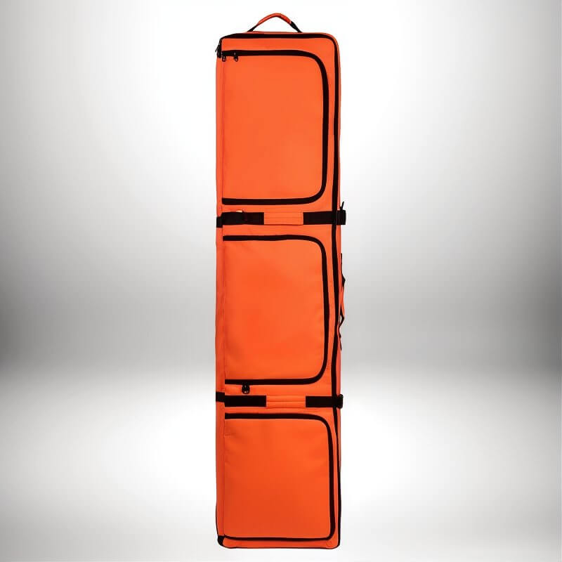 Un sac à dos snowboard orange vertical avec des poches individuelles et des sangles noires.