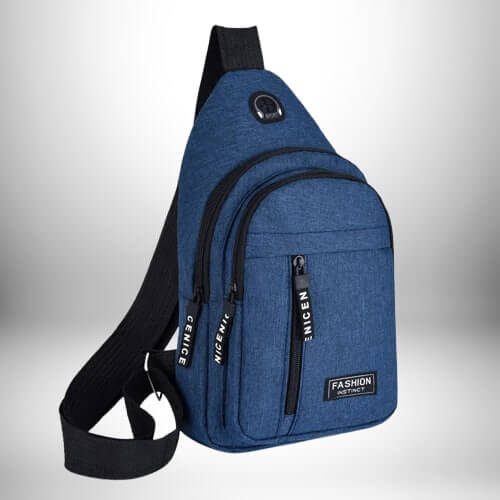 Sac de sport bandoulière bleu en tissu chiné avec plusieurs poches et fermetures éclair. Une bandoulière noire réglable et une petite étiquette avec l'inscription "Fashion Instinct". Les tirettes des fermetures éclair comportent les mentions "GENICE" et "NICEN".
