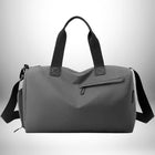 Un sac à bandoulière sport gris avec des poignées noires et une sangle réglable. Il a une poche zippée sur le devant.
 — vue 7