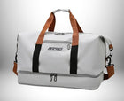 Un grand sac de voyage blanc élégant avec des poignées marron, une bandoulière amovible et une section inférieure zippée. Le logo "BEICHAD" est imprimé en noir. Ce grand bagage a main easyjet semble être le sac de voyage idéal.
 — vue 5