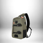Un sac de sport imperméable vert olive avec des sangles noires, un anneau en D et plusieurs attaches orange à l'avant.
 — vue 7