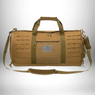 Un sac de sport militaire de couleur beige, avec une poche frontale ornée d'un drapeau américain. Le sac possède des sangles de transport et un rembourrage au niveau de l'épaule pour plus de confort. — vue 3