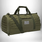 Un sac de sport militaire vert olive horizontal, avec un drapeau américain patché sur le devant. Il comporte des fentes découpées pour l'attachement d'accessoires, une bandoulière réglable et une poignée supérieure rembourrée. — vue 7