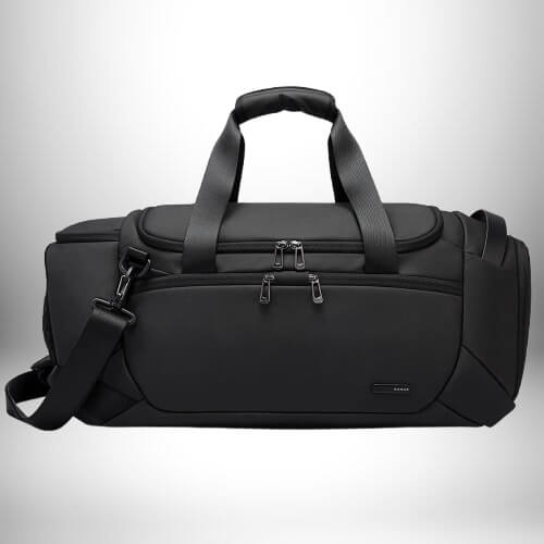 Un grand sac sport noir pour le voyage ou le sport avec des poignées de transport et une bandoulière.
