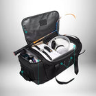 Un grand sac sport noir semi-ouvert rempli d'objets, tels qu'une raquette de badminton, un casque, une montre, un téléphone, des clés et des articles de toilette.
 — vue 3
