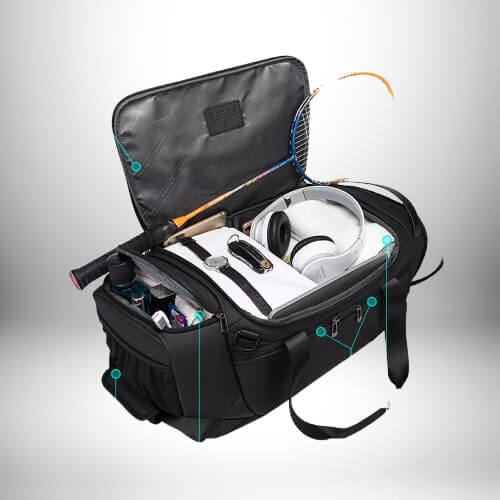 Un grand sac sport noir semi-ouvert rempli d'objets, tels qu'une raquette de badminton, un casque, une montre, un téléphone, des clés et des articles de toilette.
