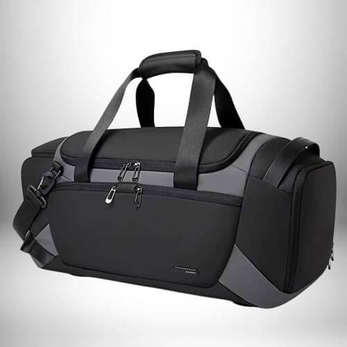 Un grand sac sport noir et gris avec des poignées et une bandoulière.

