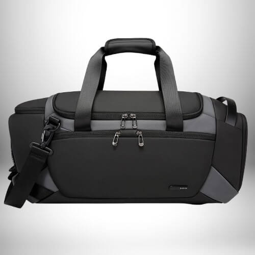 Image d'un grand sac sport noir et gris avec des fermetures éclair et une bandoulière.

