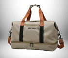 Un grand sac de sport beige avec des poignées orange et une bandoulière noire. Le sac a une base inférieure plus petite, et le sac porte les mots "BEICHAD". C'est de la taille d'un grand bagage a main easyjet. — vue 1