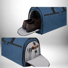 Vue détaillée d'un sac de voyage convertible bleu, montrant ses compartiments. Le compartiment principal affiche des chaussures de ville marron, tandis qu'un autre révèle des poches pour stylos, clés et petits objets. — vue 3