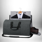 Un sac de voyage convertible gris avec un compartiment pour vêtements suspendus et un compartiment séparé pour chaussures, contenant un costume et des chaussures. — vue 1