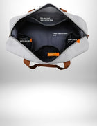 Image d'un grand bagage à main easyjet ouvert avec plusieurs compartiments, y compris un compartiment pour les vêtements mouillés/secs, les poches intérieures et le grand compartiment principal. Poignées de transport en cuir marron visibles.
 — vue 3