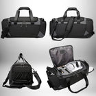 Quatre perspectives d'un grand sac sport noir et gris, affichant ses multiples compartiments, incluant des fermetures à glissière et une bandoulière amovible.  La dernière image présente le compartiment principal ouvert et rempli d'objets.
 — vue 4
