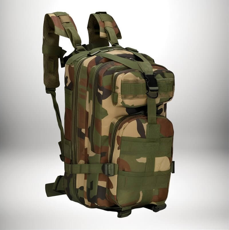 Un sac à dos de style militaire, possiblement un sac infirmier, avec un motif de camouflage kaki, marron et vert.