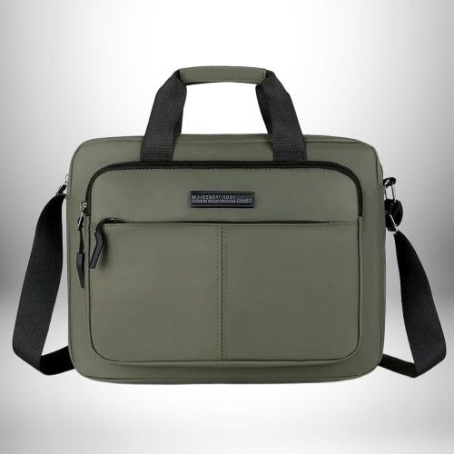 Un "cartable pour enseignant" vert olive avec une poignée supérieure noire et une bandoulière noire. Il y a une petite étiquette rectangulaire sur le devant du sac avec du texte blanc.
