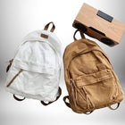 Deux sacs à dos en coton, un blanc et l'autre marron avec un haut-parleur en bois.
 — vue 3