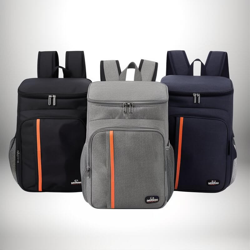 Trois sacs à dos lunch isolés sont présentés. Chacun est de couleur foncée, avec une bande orange verticale et des poches latérales en filet.