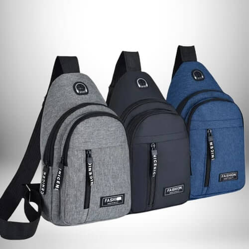 Trois sacs de sport bandoulière de couleurs différentes sont disposés côte à côte, avec une surface texturée. Le sac de gauche est gris, le sac du milieu est noir et le sac de droite est bleu. Chacun a une fermeture éclair verticale avec le mot "NICENIC" écrit dessus, et un petit écusson "FASHION", ainsi qu'une sangle noire.