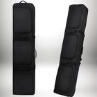 Image de deux sacs à dos snowboard noirs, dressés contre un fond blanc, un en position verticale et l'autre légèrement incliné. — vue 4