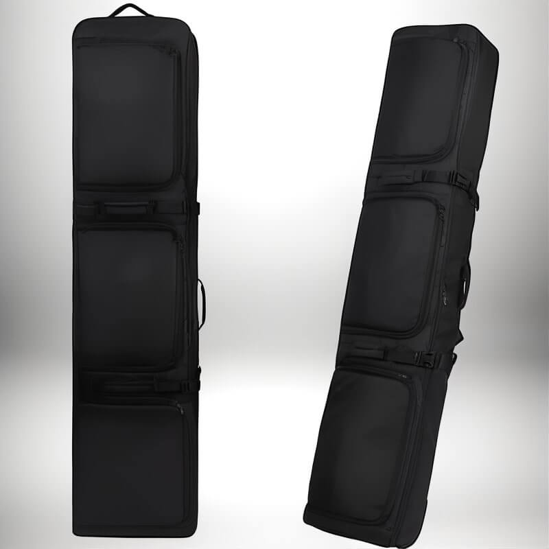 Image de deux sacs à dos snowboard noirs, dressés contre un fond blanc, un en position verticale et l'autre légèrement incliné.