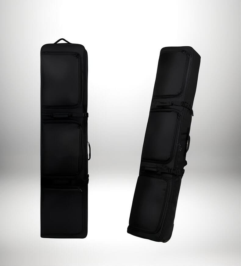 Deux sacs à dos snowboard noirs sont présentés sur un fond blanc.