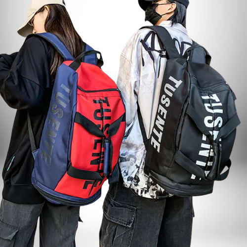 Deux personnes portent chacune un sac à dos de foot avec compartiment chaussure ; le premier est bleu et rouge et le second est noir avec le mot "TUSENTE" écrit dessus.
